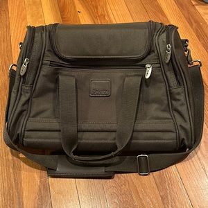 Dakota travel bag- used once all zippers in good condition with multiple pockets
